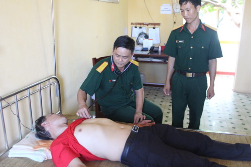 Thiếu tá Phạm Tuấn Vũ - Bệnh xá trưởng đảo Trường Sa Đông thăm khám cho bệnh nhân.