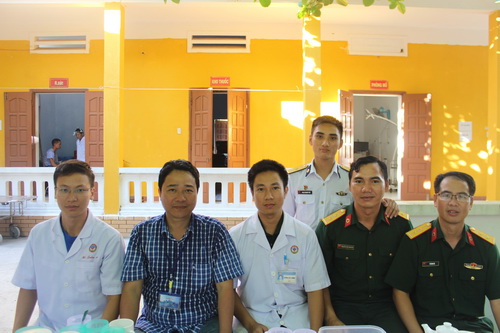 Đại úy , BS. Trương Đức Cường (ngồi giữa)  - Bệnh xá trưởng đảo Trường Sa Lớn.