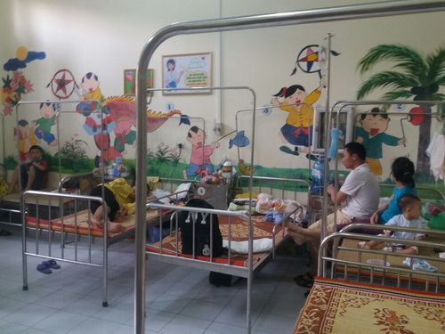Những bức tranh tường trong Phòng nội trú Khoa Nhi, BV Phổi Trung ương giúp cho không khí nơi đây bớt u buồn, thêm những không gian tươi mới.