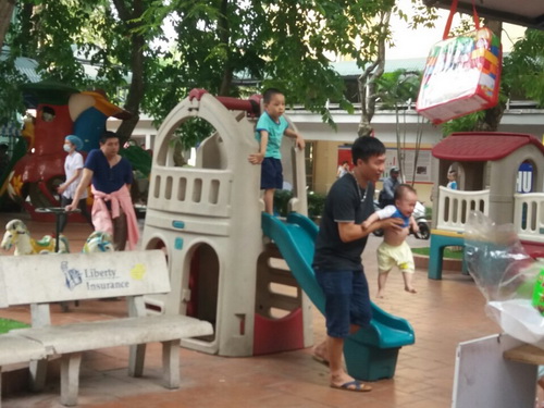 Khu vui chơi của Bệnh viện Nhi Trung ương tuy không rộng như công viên, nhưng luôn đầy ắp những tiếng cười, vốn hiếm hoi của các bệnh nhi.