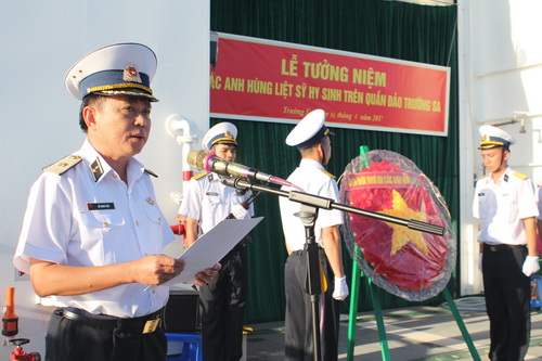 Chuẩn Đô đốc Đỗ Minh Thái - Phó Tham mưu trưởng Hải quân xúc động tại Lễ tưởng niệm các anh hùng liệt sĩ hy sinh trên quần đảo Trường Sa.