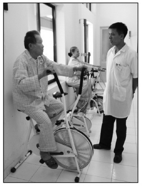 Tập phục hồi chức năng thường xuyên giúp bệnh nhân giảm đau, duy trì biên độ của khớp. Ảnh: TM
