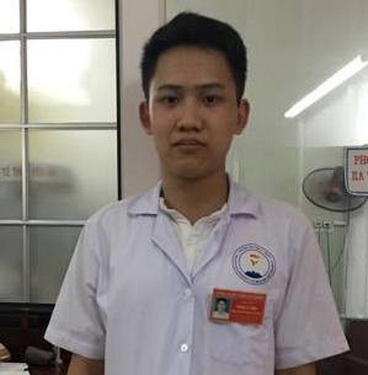 Sinh viên Phạm Lê Tùng sau 4 ngày bị hành hung má vẫn sưng. Ảnh: Kim Quy