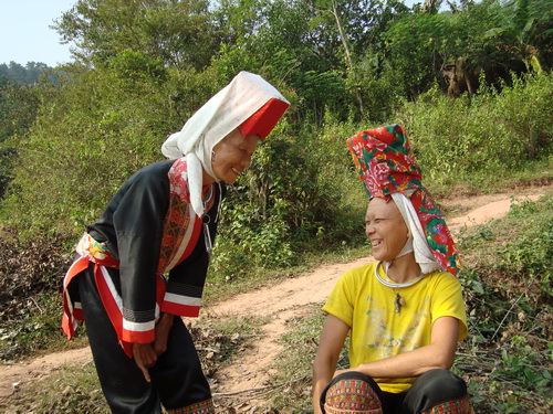 Chị Lý Thị Thảo kể lại cho mẹ nghe về niềm vui khi đến chợ.