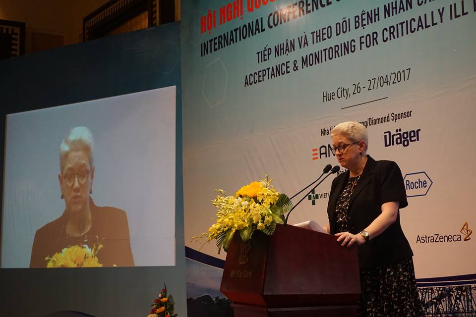 Bà Susan Sutton - Phó Đại sứ, Đại sứ quán Hoa Kỳ tại Hà Nội. Bà Susan Sutton - Phó Đại sứ, Đại sứ quán Hoa Kỳ tại Hà Nội.