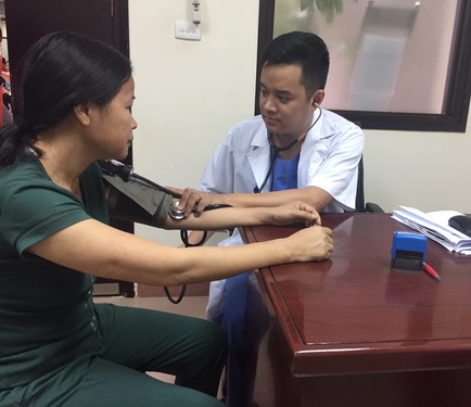 Kiểm tra huyết áp cho bệnh nhân tại Viện Tim mạch, Bệnh viện Bạch Mai, Hà Nội. Ảnh: ML Kiểm tra huyết áp cho bệnh nhân tại Viện Tim mạch, Bệnh viện Bạch Mai, Hà Nội. Ảnh: ML