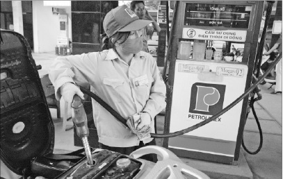 Người lao động nghỉ hưu trước tuổi mỗi năm giảm 2%. Ảnh: TM