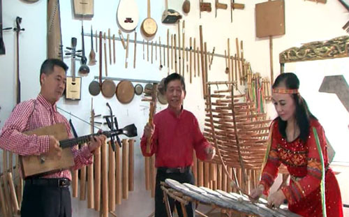 Cả nhà cùng biểu diễn.