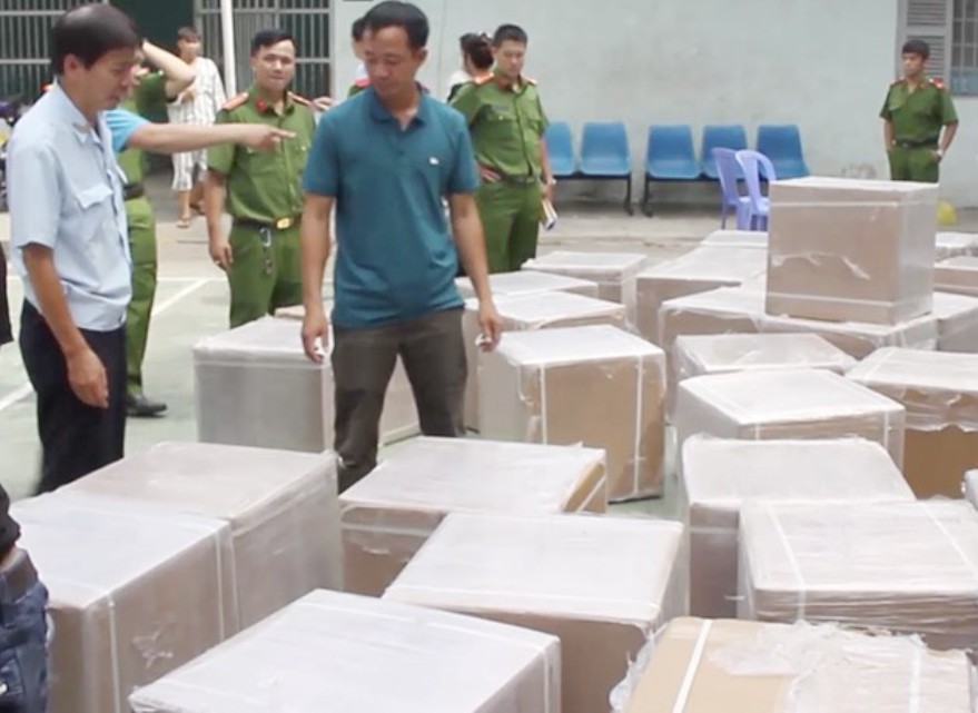 Lực lượng chức năng đang kiểm tra lô hàng thuốc tân dược (ảnh do cơ quan hải quan cung cấp). Lực lượng chức năng đang kiểm tra lô hàng thuốc tân dược (ảnh do cơ quan hải quan cung cấp).