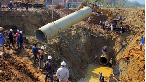 Sau khi hoàn thành đưa vào sử dụng, đường ống dẫn nước sạch sông Đà đã liên tục gặp sự cố bị vỡ.