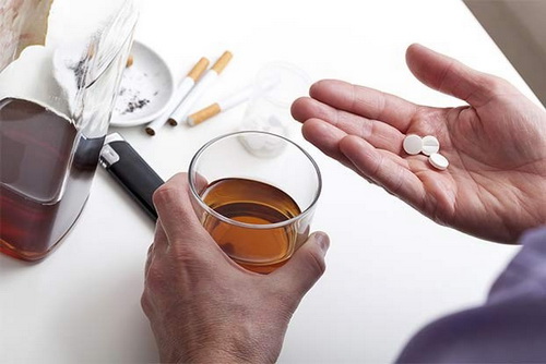 Không dùng thuốc kháng histamin cắt cơn chóng mặt cùng rượu, bia.