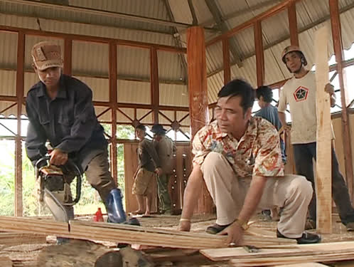 Phó Chủ tịch xã A Thút cùng bà con làng Ka Tol sửa chữa nhà rông.