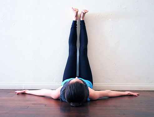yoga chữa đau đầu - Tư thế chân tựa tường