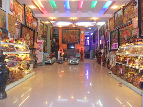 Phòng tranh và gốm Chế Kim Trung.