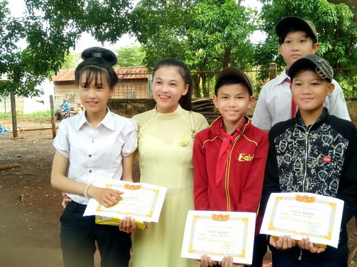 Cô giáo Lữ Hồng (thứ hai bên trái) và học sinh. Cô giáo Lữ Hồng (thứ hai bên trái) và học sinh.