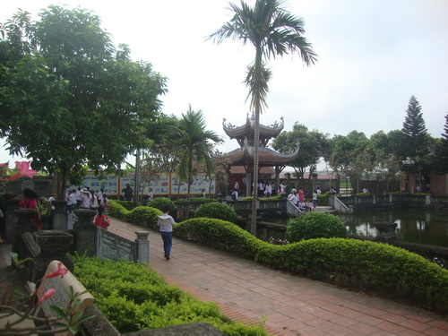Khách tham quan Văn Miếu Mao Điền.