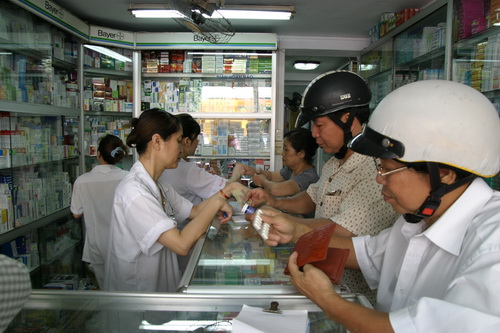 Cần mua thuốc ở nhà thuốc uy tín để tránh mua phải thuốc giả. Ảnh: TM