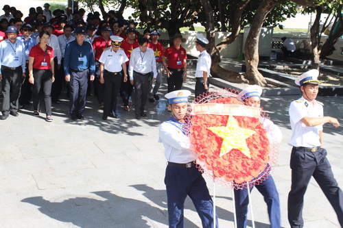 Các đại biểu và đoàn công tác dâng hương tại Nghĩa trang liệt sĩ Trường Sa.