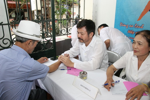 Dù Đông hay Tây y cũng phải qua thầy thuốc khám bệnh chẩn đoán rồi mới cho thuốc thì mới đúng bệnh. Ảnh: TM