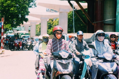Nắng nóng khi ra đường cần đảm bảo trang phục chống nắng đầy đủ.