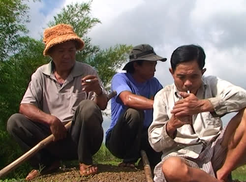 Phút nghỉ ngơi bên đồng ruộng của Tà Nghĩa và nông dân hai nước.