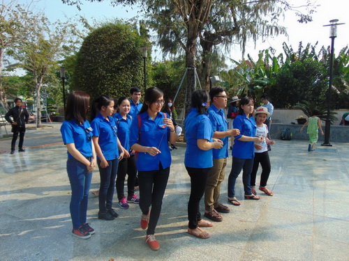 Học sinh đến thăm Khu lưu niệm Võ Thị Sáu.