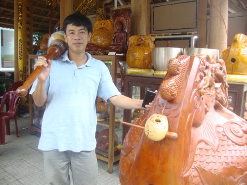 Nghệ nhân Lê Thanh Liêm với chiếc mõ lớn cao 0,8m.