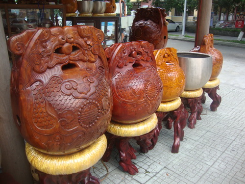 Hàng mõ trưng bày tại Festival làng nghề ở Huế.