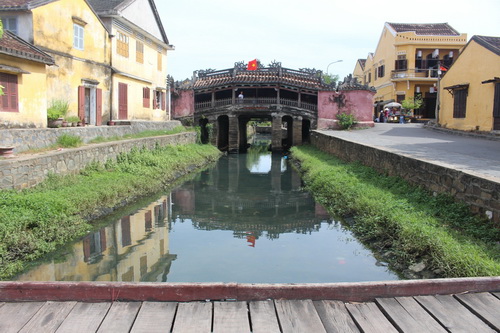 Nguồn nước thải đang từng ngày đe dọa, xâm hại chân chùa Cầu gây ra ô nhiễm môi trường nghiêm trọng.