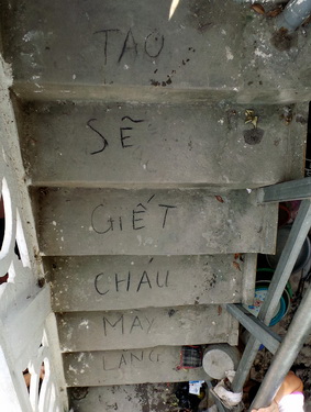 Dòng chữ trên bậc cầu thang nhà cháu bé.