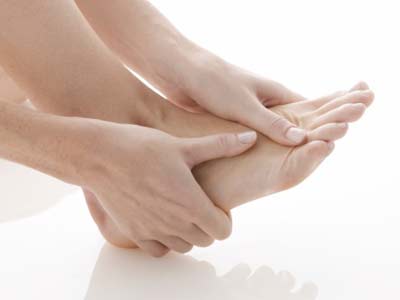 Đau và tê bàn chân là một triệu chứng của tuần hoàn kém ở bàn chân.
