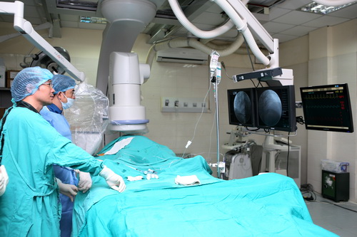 Nhiều bệnh viện tuyến dưới đã ứng dụng kỹ thuật cao trong điều trị . Ảnh: TM