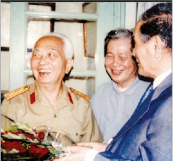 Tại nhà Đại tướng Võ Nguyên Giáp, kỹ sư Lê Tâm ngồi giữa, bên cạnh là GS.Nguyễn Xiển (năm 1990).