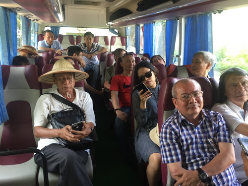Tác giả cùng các bạn văn trong chuyến đi... nhặt chuyện.