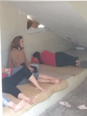 Người nhà bệnh nhân vạ vật ngủ dưới gầm cầu thang.