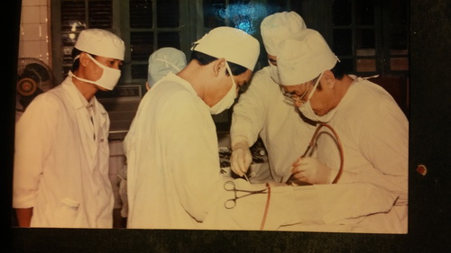 Một ca mổ sọ não tại Viện Quân y 103, bác sĩ Trần Mạnh Chí mổ chính, ngoài cùng bên phải.
