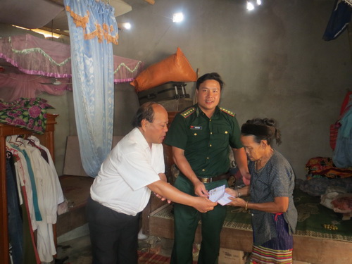 Tuổi trẻ đơn vị phối hợp với địa phương thăm, tặng quà động viên người có công, gia đình chính sách, người già neo đơn thiết thực kỷ niệm 70 năm Ngày Thương binh, liệt sĩ (27/7/1947 - 27/7/2017).