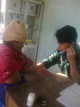 Quân y Đồn Biên phòng Tam Quang  khám, chữa bệnh và phát thuốc miễn phí cho đồng bào biên giới.