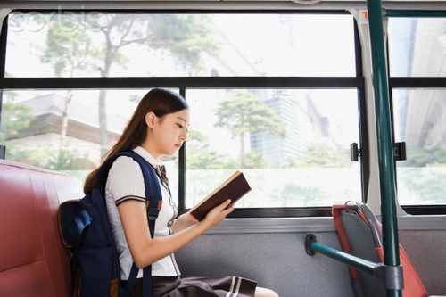 Không nên đọc sách khi ngồi trên các phương tiện giao thông đang chuyển động.