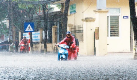 Mưa bão gây ngập lụt nhiều tuyến phố Hà Nội.