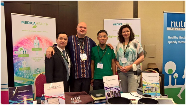 TS. Phùng Tuấn Giang - Chủ tịch Tổ chức quốc tế Chữa bệnh bằng liệu pháp thiên nhiên tại Việt Nam cùng các cộng sự trong và ngoài nước tại ICNM 2017 (London - Vương quốc Anh).