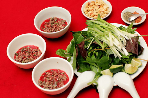 Ăn đồ tái sống và tiết canh dễ nhiễm giun sán.