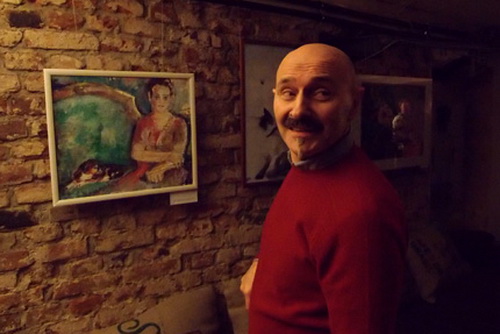 Sinh viên tuổi 60  bên tác phẩm của mình tại triển lãm tranh cá nhân, ngày 14/2/2013.