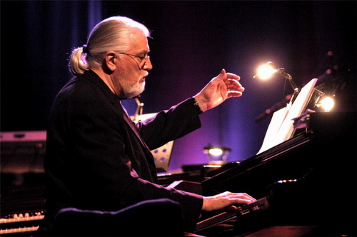 Jon Lord, thần thoại đàn Hammond organ trên sân khấu London năm 2011.