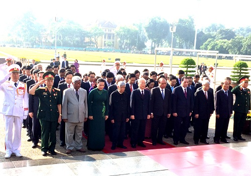 Các đồng chí lãnh đạo Đảng, Nhà nước, MTTQ Việt Nam vào Lăng viếng Chủ tịch Hồ Chí Minh. Ảnh: VGP/Nguyễn Hoàng