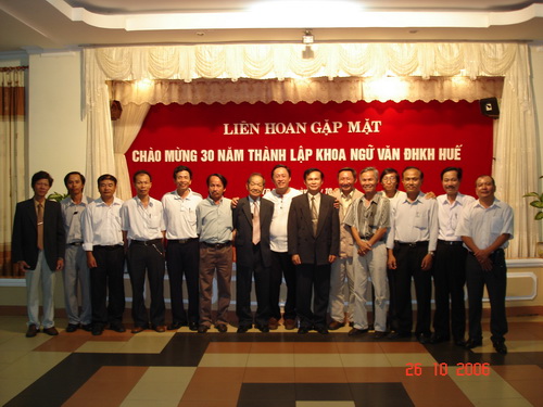 Tác giả (ngoài cùng bên phải) họp lớp đại học.