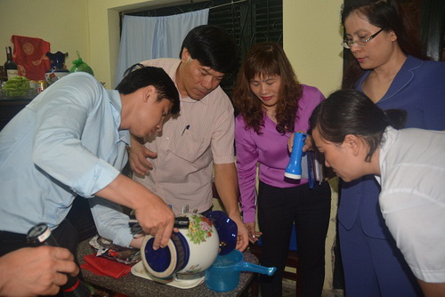 Ông Nguyễn Nhật Cảm (thứ 2 từ trái sang) trong chuyến đi giám sát dịch tại nhà dân. Ảnh: Hồng Thương
