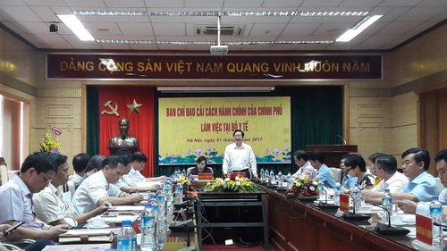 Ông Lê Vĩnh Tân - Bộ trưởng Bộ Nội vụ, Trưởng đoàn công tác của Chính phủ về cải cách thủ tục hành chính tại buổi làm việc với Bộ Y tế.