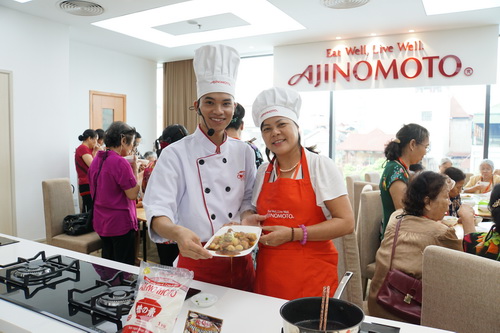 Đầu bếp của Ajinomoto Cooking Studio đang hướng dẫn trong một lớp học cách chế biến món salat cá hồi kiểu Nhật và món bò cuốn phomai.