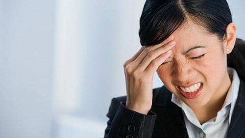 Stress thường xuyên gây ra chứng đau đầu táo bón.